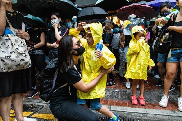 Ở Hồng Kông, các em nhỏ cũng mặc áo mưa, tham gia biểu tình.