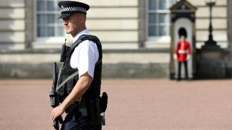 Armed policeman on patrol outside Buckingham Palace