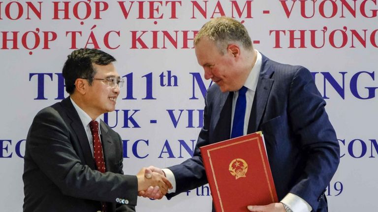 Quốc vụ khanh về chính sách thương mại Vương quốc Anh Conor Burns và Thứ trưởng Bộ Công thương Hoàng Quốc Vương