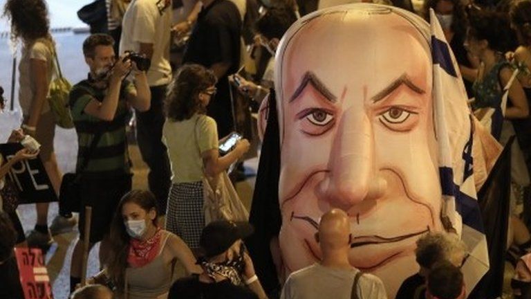 Mock head of Benjamin Netanyahu amid a protest in Jerusalem (03/08/20)