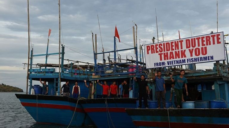 Thuyền ngư dân Việt được thả mang biển cảm ơn Tổng thống Duterte