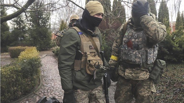 Ukrainian servicemen with British anti-tank weapon near Kieve
