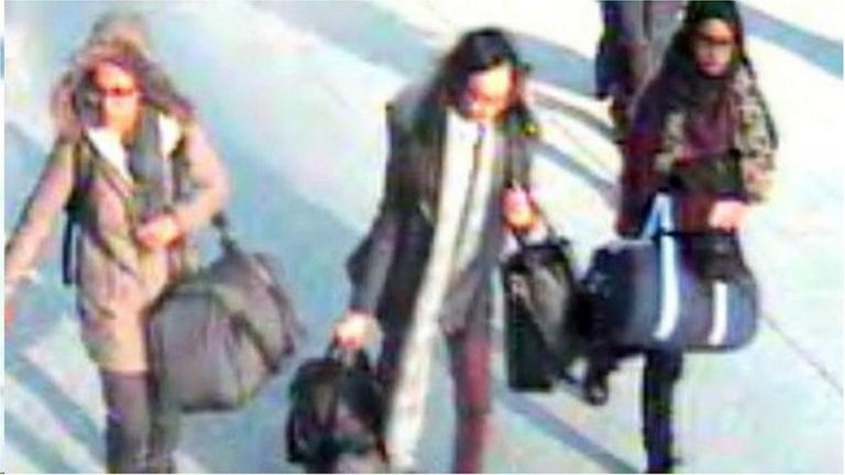 2015年，英国东南机场，沙米玛·贝古姆和女同学一起出发，前往叙利亚