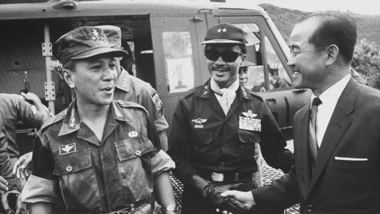Tướng Nguyễn Văn Thiệu và Tướng Nguyễn Cao Kỳ năm 1966