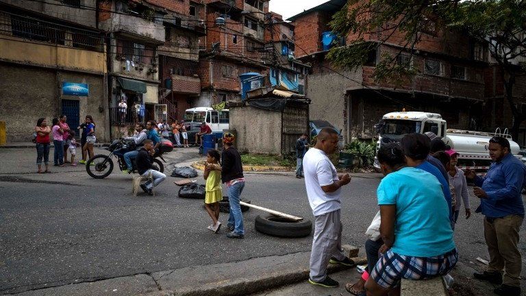 People in a poor neighbourhood in Caracas protest at the shortages (27/12/2017)