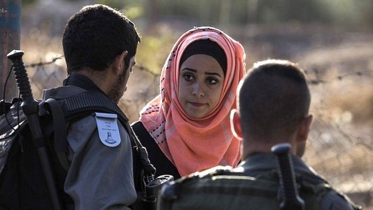 Palestinian woman and Israeli police in East Jerusalem (15/10/15)