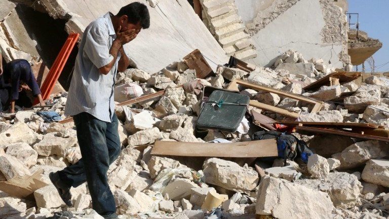Man walks through rubble in Aleppo (19/07/16)