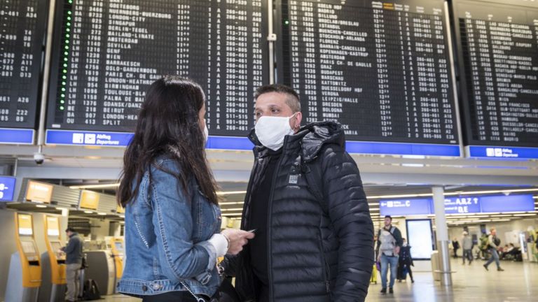 Gente en aeropuerto con tapaboca.