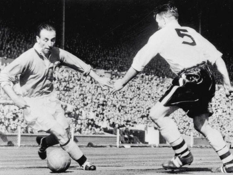 Sir Stanley Matthews on the ball in The 1953 FA Cup Final