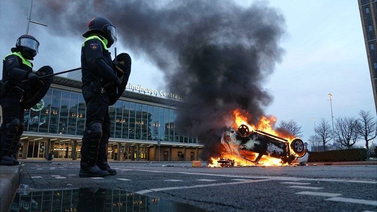 A car is set on fire in front of the train station on the 18 Septemberplein in Eindhoven on 24 January 2021