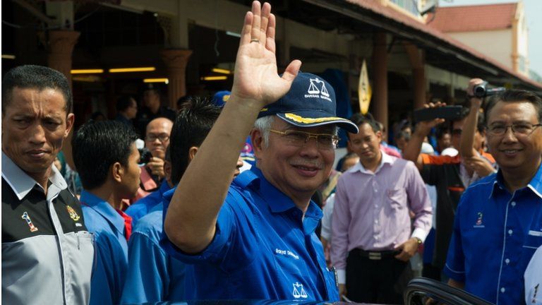 Malaysian Prime Minister Najib Razak, president of the ruling party National Front, waves in Kuala Kangsar, northen Perak, on 26 April 2013