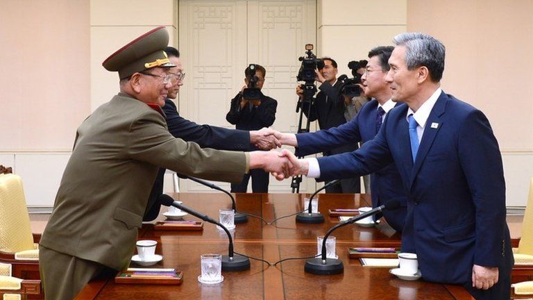 South and North Korean officials during their meeting at the truce village of Panmunjom in the Demilitarized Zone (22 August 2015)