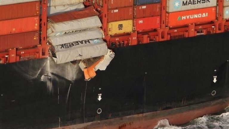 Imagen tomada por un guardacostas holandés que muestra los contenedores cayendo desde el MSC Zoe al mar