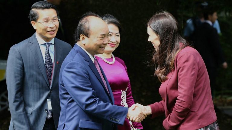 Thủ tướng Nguyễn Xuân Phúc bắt tay người tương nhiệm New Zealand, bà Jacinda Ardern trong chuyến thăm trước khi sang Sydney dự hội nghị Australia-ASEAN