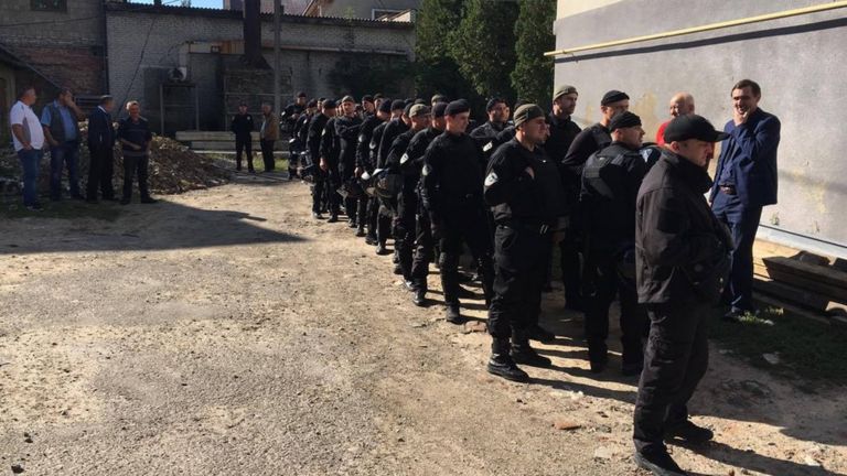 Полиция во дворе суда