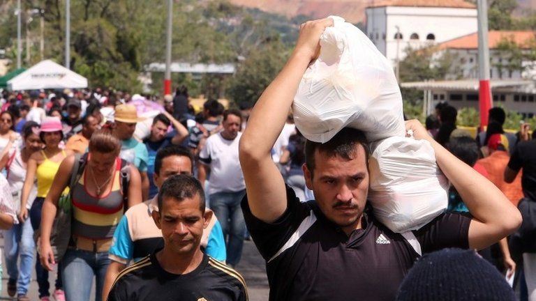 Venezuelan citizens return home after buying supplies in Colombia, in San Antonio, Venezuela, 13 August 2016