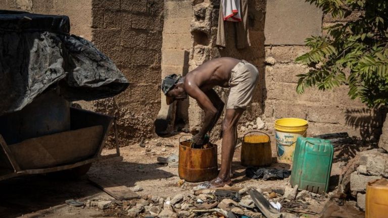 hombre trabaja en un lugar rural