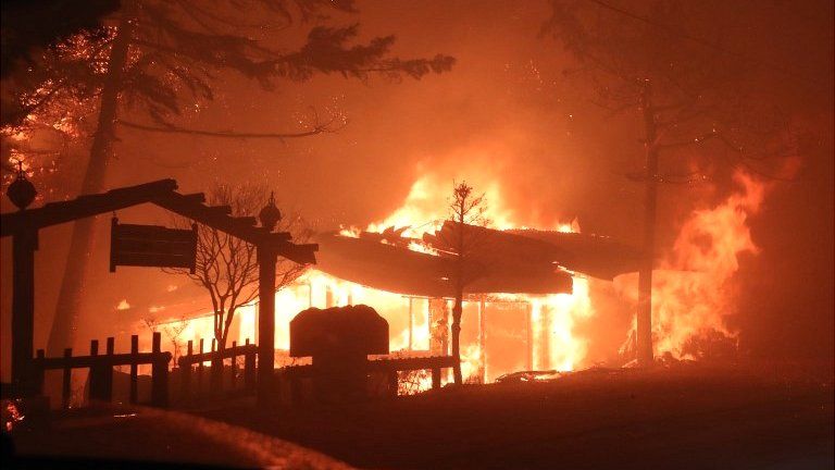 Forest fire rages in Goseong (4 April 2019)