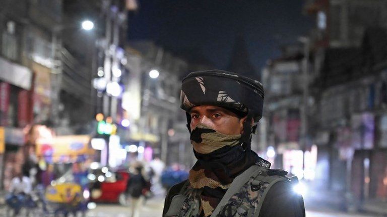An Indian Paramilitary trooper stands guard in Srinagar on August 4, 2019. - Fears of an impending curfew in the disputed region of Kashmir ratcheted up tensions on August 4, as nuclear rivals India and Pakistan traded accusations of military clashes at the de facto border.