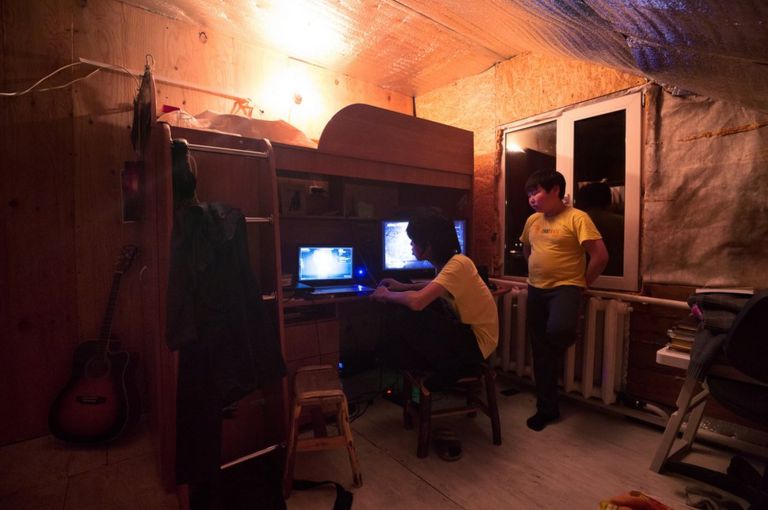 Ayal and his neighbour play video games downloaded by his brothers in town. The young man is a fan of the game “Undertale” to which he sometimes identify, a famous video game in which players control a human child who has fallen into the Underground, a large secluded region underneath the surface of the Earth, separated by a magic barrier.