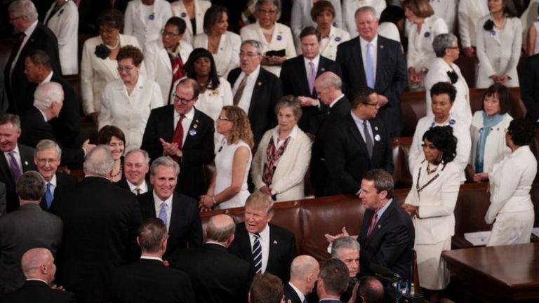 Las mujeres de la bancada demócrata asistieron vestidas de blanco.