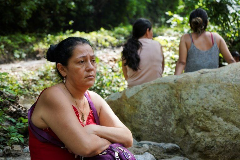 Родственники 14 горняков, которые оказались в ловушке после взрыва шахты, ждут, пока будут проводиться спасательные работы, в Сулии, Колумбия, 1 июня 2022 года.