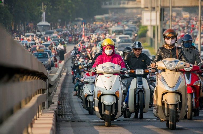Dân Hà Nội chống chỏi với ô nhiễm trên đường phố