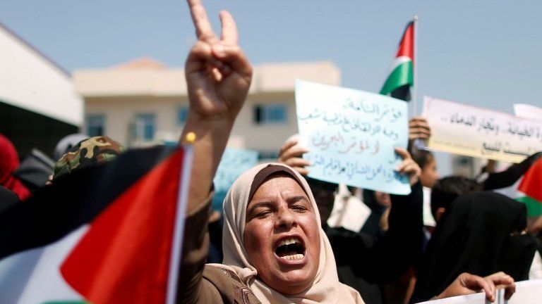 Palestinian woman makes victory sign gesture (file photo)