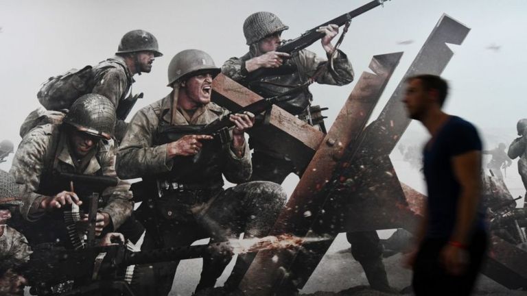Un hombre pasa delante de un anuncio del videojuego Call of Duty.
