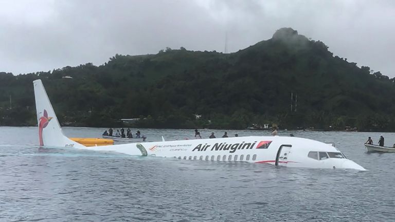 Ndewge ya Air Niugini ikiwa ndani ya maji ya Weno, Chuuk, Micronesia