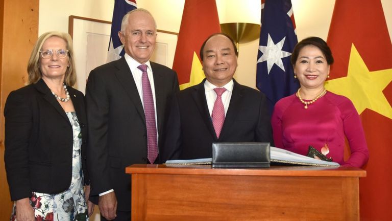 Thủ tướng Malcolm Turnbull và phu nhân tiếp Thủ tướng Nguyễn Xuân Phúc và phu nhân tại Canberra