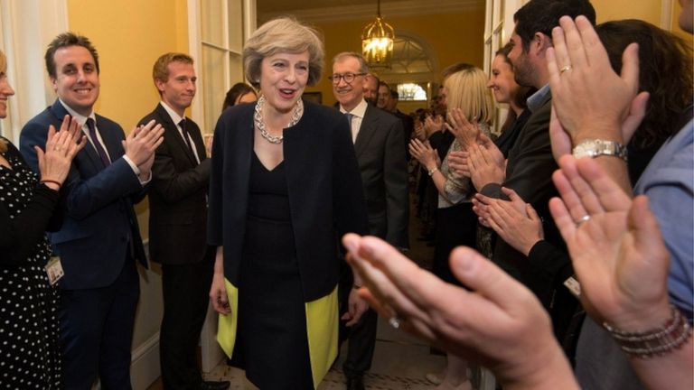 Theresa May bertepuk tangan di 10 Downing Street