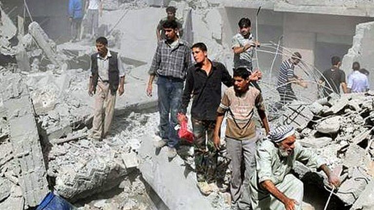 Syrians inspect bomb damage in Douma (22/08/15)