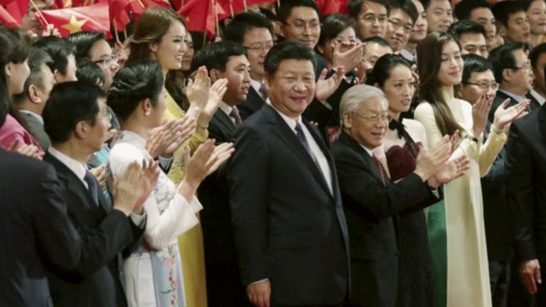 Tổng Bí thư, Chủ tịch Tập Cận Bình thăm Việt Nam hồi 2015 và sau khi rời VN sang Singapore nói các đảo ở Biển Đông là của Trung Quốc từ thời cổ đại.