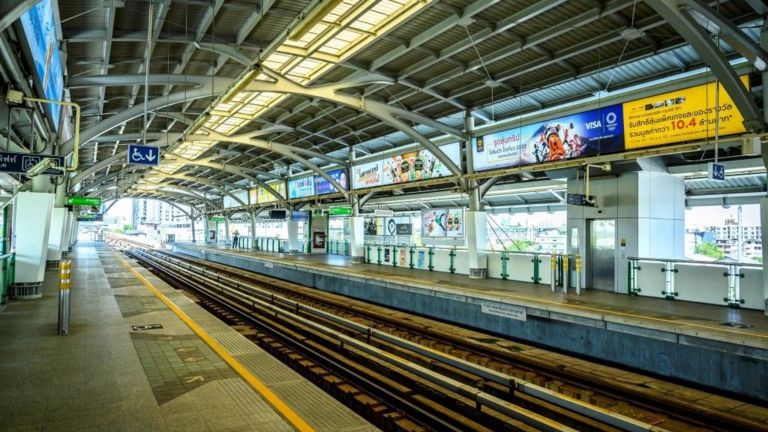 Một nhà ga xe lửa bỏ hoang được thấy ở Bangkok hôm 26/3/2020, ngày đầu tiên tình trạng khẩn cấp có hiệu lực