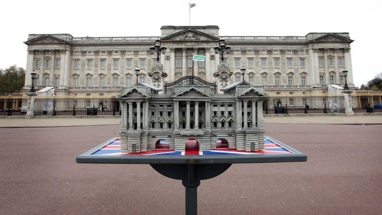 Buckingham Palace and its lookalike bird box