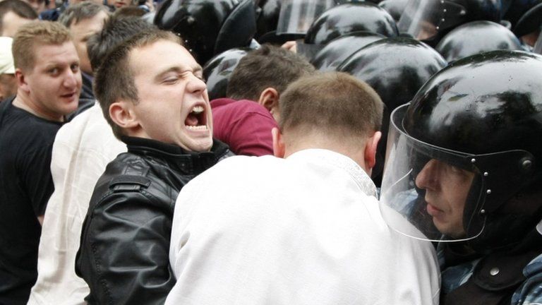 Ukrainian police push back opponents of the language bill outside parliament in Kiev, 5 June