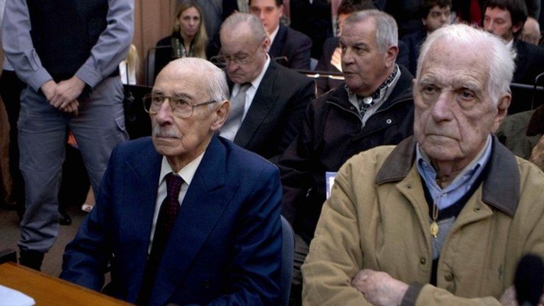 Jorge Videla (l) and Reynaldo Bignone (r) during their trial on 5 July 2012