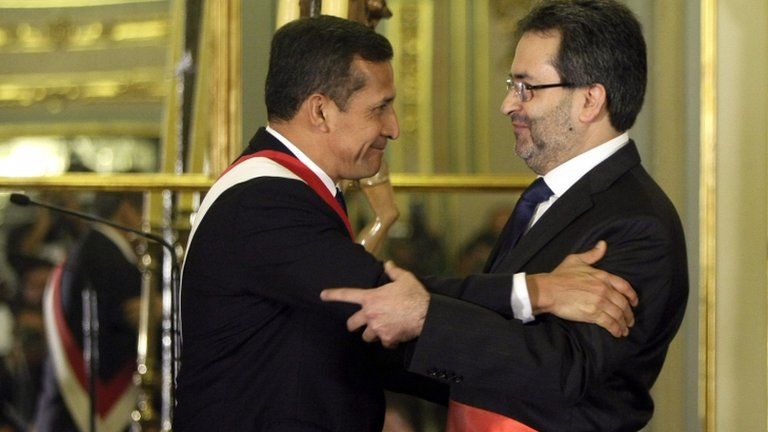 Peruvian President Ollanta Humala (l) congratulates new Prime Minister Juan Jimenez (right)