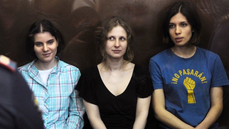 Yekaterina Samutsevich (L), Maria Alyokhina (C) and Nadezhda Tolokonnikova (R) in court in Moscow (17 Aug 2012)