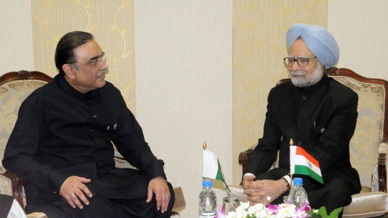 In this handout photograph released by the Indian Press Information Bureau, Indian Prime Minister Manmohan Singh (R) talks with Pakistani President Asif Ali Zardari during a meeting on the sidelines of the XVI Non-Aligned Movement (NAM) Summit in Tehran on August 30, 2012.