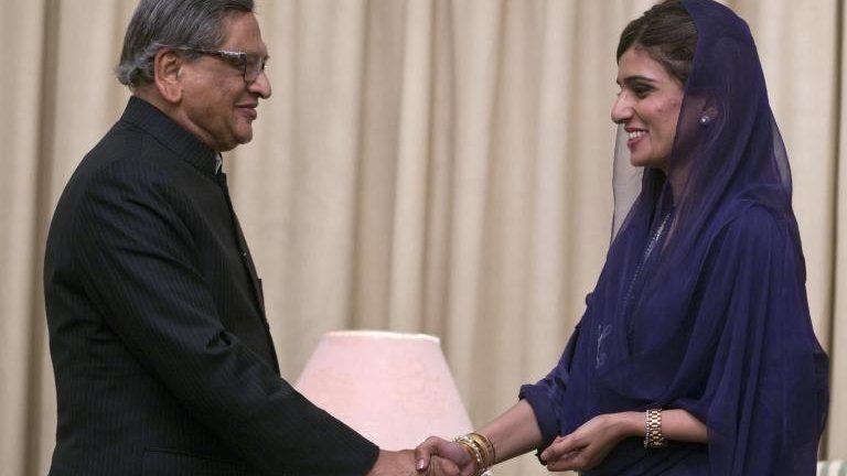 Pakistan's Foreign Minister Hina Rabbani Khar and Indian Foreign Minister S.M. Krishna in Islamabad on 8 September 2012