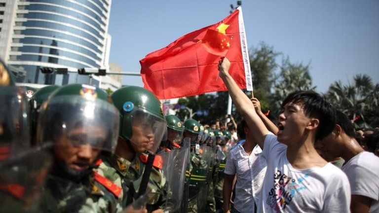 Anti-Japanese protesters confronted by police in Shenzhen, southern China, as they demonstrate over the disputed East China Sea islands, 16 Sept 2012