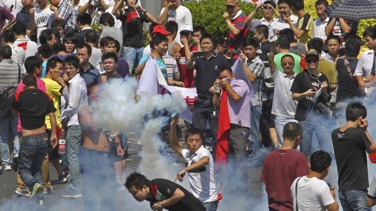 Anti-Japanese protesters in Shenzhen, China (16 Sept 2012)
