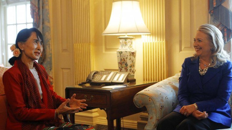US Secretary of State Hillary Clinton (R) meeting with Burma opposition leader Aung San Suu Kyi in Washington