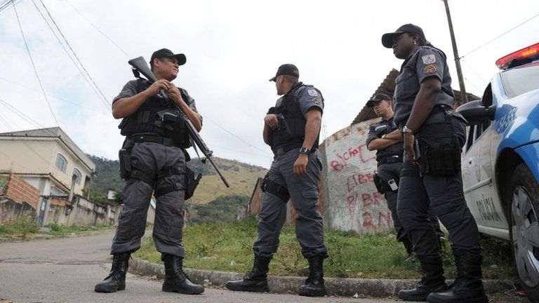 Rio policeman in the Chatuba community