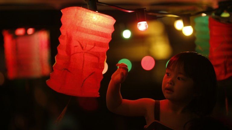 In pictures: Mid-Autumn Festival - BBC News