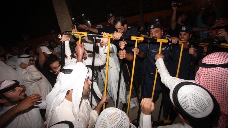 Opposition protesters clash with security forces in Kuwait City (15 October 2012)