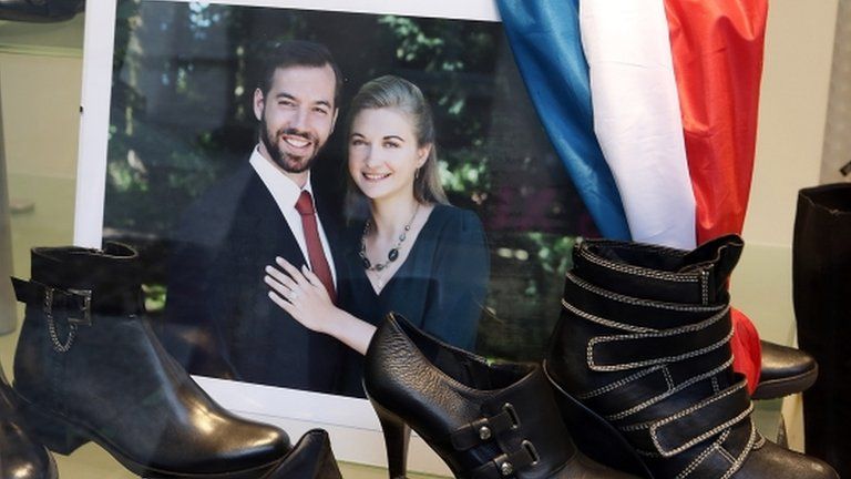 Photo of Crown Prince Guillaume, and Countess Stephanie de Lannoy in a shoe shop window in Luxembourg