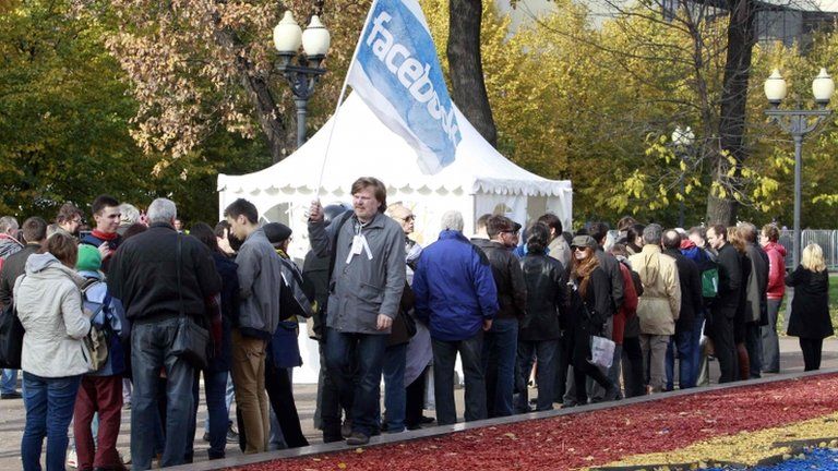 People queue by a polling station in Moscow to take part in a vote to elect a Coordinating Council of the Russian opposition movement
